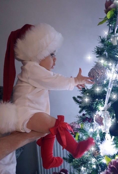 1 Month Old Christmas Outfit, Mom Baby Christmas Pictures, Santa Photo Shoot Ideas, 11 Month Old Christmas Photos, 4 Month Christmas Pictures Baby, 3 Month Old Baby Pictures Christmas, Baby Santa Pictures, 4 Month Old Baby Pictures, Babies First Christmas Pictures