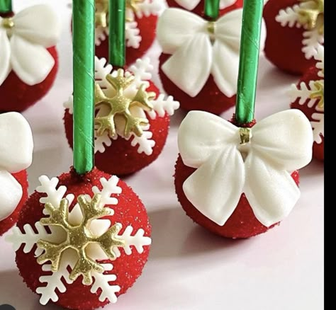 Christmas Cake Pops Decoration, Fancy Cake Pops Ideas, Cakesicle Christmas, Cute Christmas Cake Pops, Christmas Cakesicles Design, Cake Pop Designs Christmas, Xmas Cake Pops, Christmas Theme Cake Pops, Cale Pops Christmas