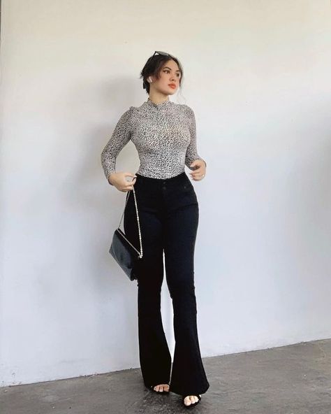 Bootcut Pants Outfit, Ropa Aesthetic Vintage, 50 Blouse Designs, Jeans Outfit For Work, Belly Dancing Videos, Dancing Videos, Bangs With Medium Hair, Fashion Everyday, Beautiful Curly Hair