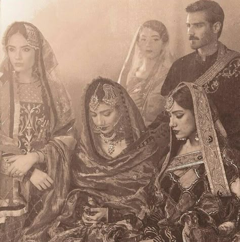 #wedding #shaadi #shadi #vintage #weddingphotography #lehenga Vintage Indian Wedding Photos, Vintage Pakistani Fashion, Vintage Desi Wedding, Vintage Punjab, Pakistani Wedding Aesthetic, Vintage Indian Aesthetic, Vintage Lehenga, Vintage Indian Wedding, Shaadi Aesthetic