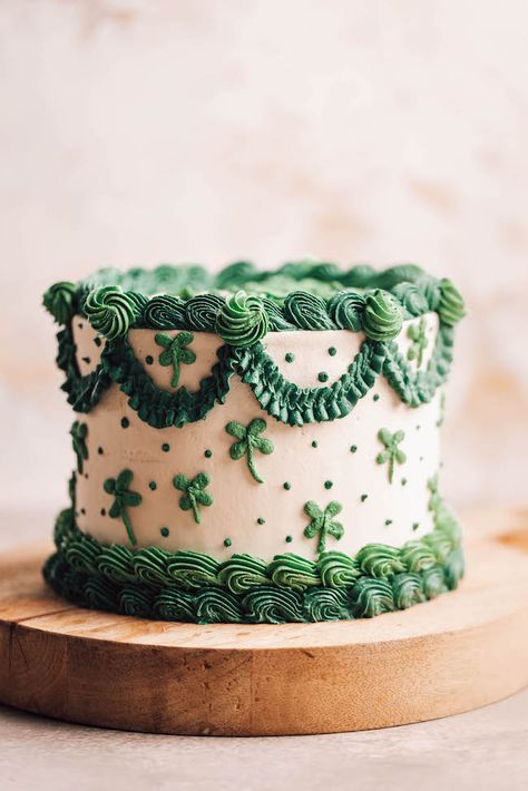 Moist and tender green vanilla cake layers frosted with classic vanilla American buttercream and decorated with vintage piping and shamrocks. St Patricks Day Aesthetic, Shamrock Cake, Shamrock Cupcakes, Cake Decorations Ideas, St Patricks Day Cakes, Irish Birthday, American Buttercream, Grad Cake, Aesthetic Cake