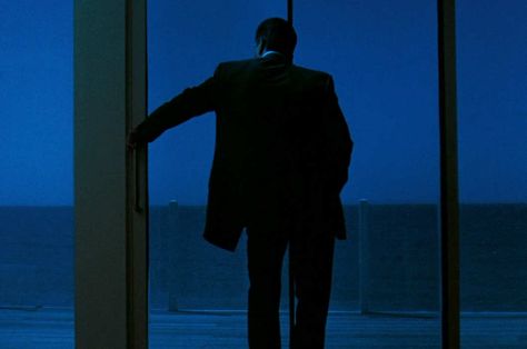 With Heat, a major American auteur was clearly swinging for the fences. Attention had to be paid. Robert Deniro Heat, Michael Mann Cinematography, Heat Michael Mann, Michael Townley, Gta Artwork, Cinematic Pictures, Heat Movie, Heat 1995, Robert Deniro