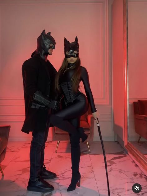 Cat Women Couples Costume, Dark Couple Costumes For Halloween, Celeb Couple Costumes, Halloween Costumes Catwoman, Catwomen Und Batman Costume, Couple Halloween Costumes Batman, Bat Man And Cat Woman Halloween Costume, Couple Costumes For Halloween Scary, Cat Women And Batman