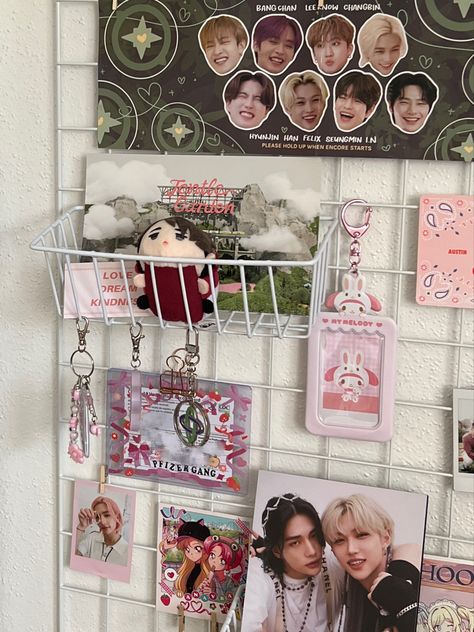 kpop room aesthetic desk pink green stray kids skz hwang hyunjin lee felix yongbok sanrio glossier txt polaroid osamu miya haikyuu jentle garden jennie kim blackpink bp Wall Grid Ideas Kpop, K Pop Room Inspiration, Kpop Aesthetic Room Decor, Bedroom Ideas Kpop Aesthetic, Aesthetic Kpop Bedroom Ideas, Room Decor Kpop Aesthetic, Kpop Fan Room Ideas, Wall Grid Kpop, Kpop Theme Room