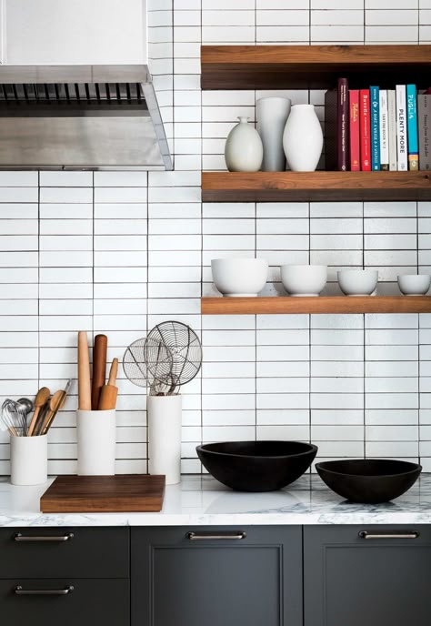 Black And White Subway Tiles Kitchen Designs 57 Home Design Stacked Tile #home #style #interiordesign White Subway Tile Kitchen, Kitchen Tiles Design, Subway Tile Kitchen, Herringbone Backsplash, White Subway Tiles, Subway Tiles, Bathroom Trends, Ulsan, Kitchen Tiles Backsplash