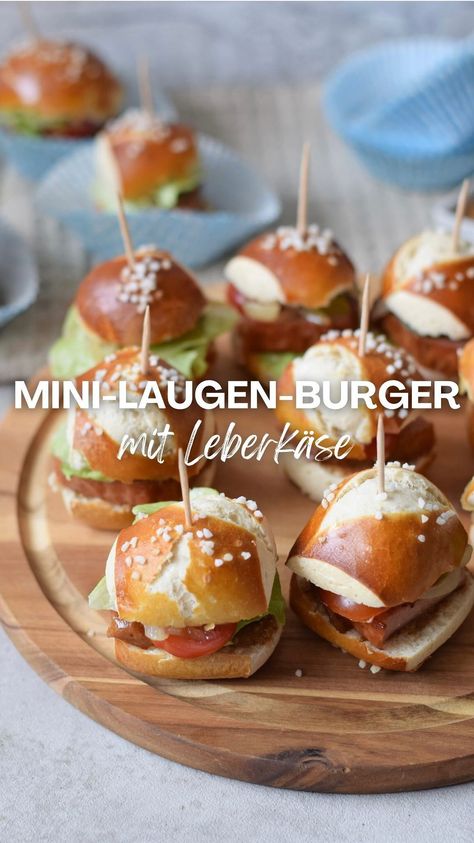 Snack Party Ideas, Finger Sandwiches For A Crowd, Brunch Platte, Burger Buffet, Snack Party Food, Party Snacks Finger Foods, Finger Food Buffet, Buffet Food Ideas, Finger Food Party