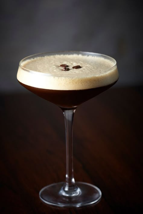 Unleash your inner mixologist with our handpicked collection of the best espresso martini recipes! From classic to innovative espresso cocktail drinks, we've got the perfect espresso martini drink recipes to impress your guests. Whether you love baileys, chocolate, cream, frozen or easy espresso martini recipes, you will find some delicious espresso martini flavors in this guide. Esspresso Martini, Martini Flavors, Martini Recipes Easy, Irish Cocktails, Martini Espresso, Expresso Martini, Espresso Martini Recipe, Martinis Drinks, Martini Recipe