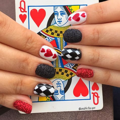 Queen of heart nails. Red and black glitter, checkered nails and hand drawn hearts. Queen Of Hearts Nail Ideas, Red Queen Nails, Queen Nails Designs, Queen Of Hearts Nail Art, Dark Queen Of Hearts, Queen Of Hearts Nails Designs, Disney Villain Nails, Queen Of Hearts Nails, Trendy Nails Red