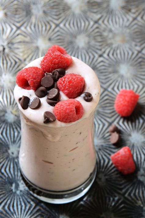 Cottage Cheese Smoothie Recipes, Cheesecake Milkshake, Blended Cottage Cheese, Cottage Cheese Smoothie, Cottage Cheese Recipes Healthy, Cottage Cheese Desserts, Cheesecake Smoothie, Flavored Waters, Chocolate Raspberry Cheesecake