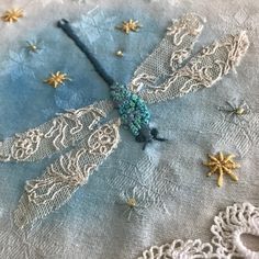 Slow Stitching On Clothing, Crafts With Lace, Fabric Dragonfly, Fabric Art Tutorials, Art Fibres Textiles, Wings Embroidery, Dragonfly Embroidery, Lace Wings, Textile Art Embroidery