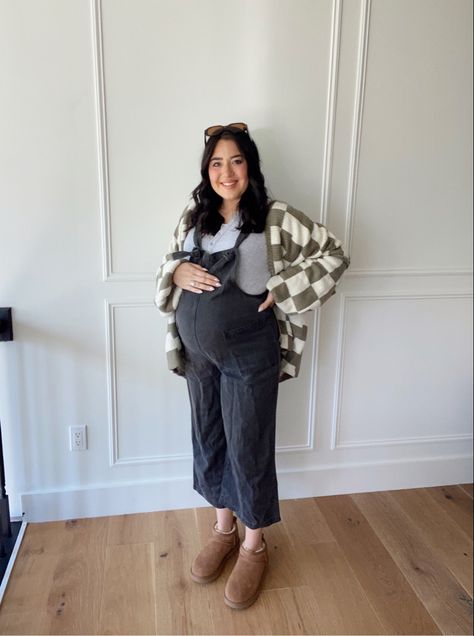 Pregnant Work Clothes, Casual Maternity Winter Outfits, Maternity Cozy Outfit, Easy Maternity Outfits Winter, Maternity Outfit Inspo Winter, Thanksgiving Bump Outfit, Indie Maternity Outfits, Crunchy Maternity Outfits, Cute Comfy Maternity Outfits