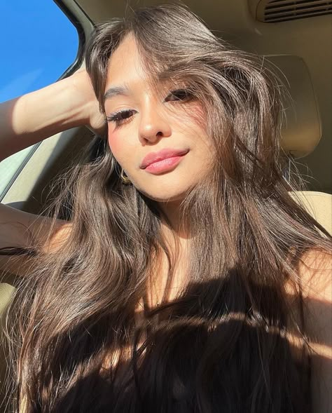 Cute Car Selfie Poses, Car Selfies Poses, Insta Selfie Ideas Aesthetic, Car Selfie Poses Instagram, Woman Selfie Pose, Selfie Poses Car, Poses With Boyfriend Selfie, Natural Selfie Poses, Selfie Car Ideas