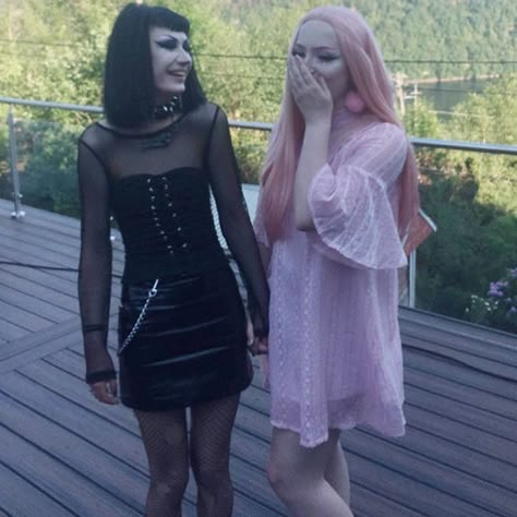 Black And Pink Best Friends, 2 Personalities, Black And Pink Outfit, 2018 Aesthetic, 2018 Outfits, Us Friends, Goth Aesthetic, Emo Scene, Grunge Goth