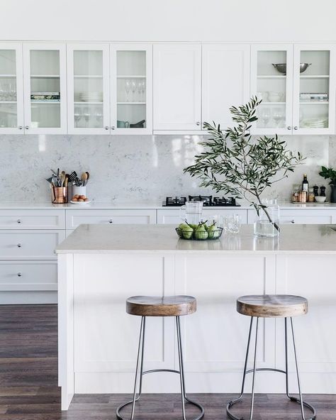 28 Country Kitchen Design Ideas To Inspire | Homes To Love Hamptons Kitchen, Classic White Kitchen, Country Kitchen Designs, Shaker Style Kitchens, Kitchen Bench, White Kitchen Design, Kitchen Farmhouse, Hamptons Style, Farmhouse Style Kitchen