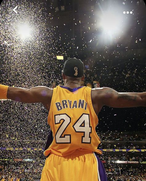 Kobe Bryant Nba Champion, Kobe Astethic Wallpaper, Kobe Bryant Celebration, Kobe Bryant Iconic Photos, Sports Pics Aesthetic, Iconic Basketball Photos, Kobe Celebrating, Iconic Nba Photos, Kobe Bryant Pfp