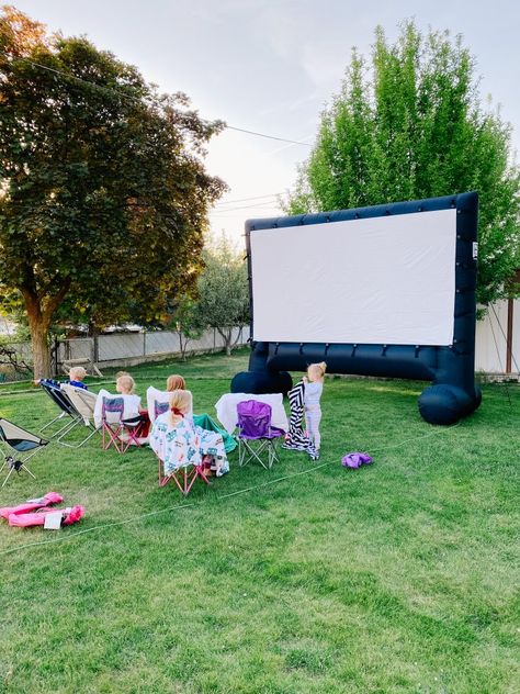 Our Outdoor Movie Setup - Everyday Reading Outdoor Projector Ideas, Outdoor Movie Night Party Ideas, Blow Up Movie, Outdoor Movie Night Party, Projector Setup, Movie Night Party Ideas, Outdoor Projector Screen, Inflatable Movie Screen, Doors Movie