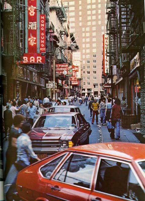 Street Scenes of New York City of the Seventies New York Pictures, New York Vintage, Old New York, New York Photos, New York Aesthetic, Busy City, Vintage New York, City Street, City Aesthetic