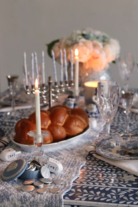 Hanukkah Dinner Table Settings, Shabbat Table Setting Ideas, Hannukah Dinner Ideas, Biblical Decor, Hanukkah Tablescape, Hanukkah Party Food, Shabbat Dinner Table, Hannukah Candles, Jewish Aesthetic