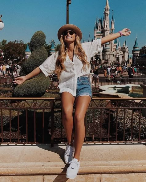 Disney World Aesthetic Outfits, Park Attire, Look Disney, Disney Park Outfit, Disney Picture Ideas, Disney Trip Outfits, Disney Outfits Women, Theme Park Outfits, Florida Outfits