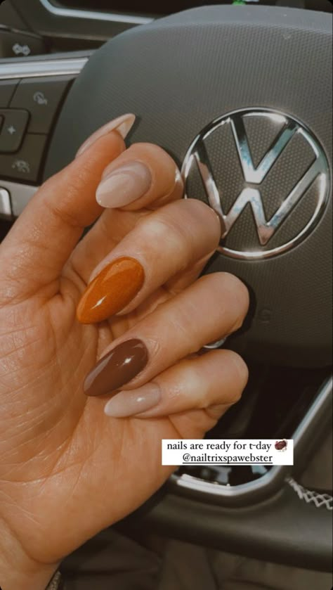 Trendy Fall Nails Almond Shape, Sns Nails Almond Shape Fall, Nails Fall Almond Shape, Almond Shaped Autumn Nails, Thanksgiving Nails Fall Almond, Fall Nail Designs Almond Shape Brown, Fall Nail Designs Thanksgiving, Trendy November Nails, Fall Nails Orange And Brown