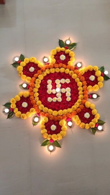 Floor Flower Decoration, Flower Rangilo Design, Flower Floor Decoration, Marigold Flower Rangoli Designs, Muggu With Flowers, Rangoli And Flower Designs, Rangoli Made From Flowers, Floor Decoration With Flowers, Center Table Diwali Decoration