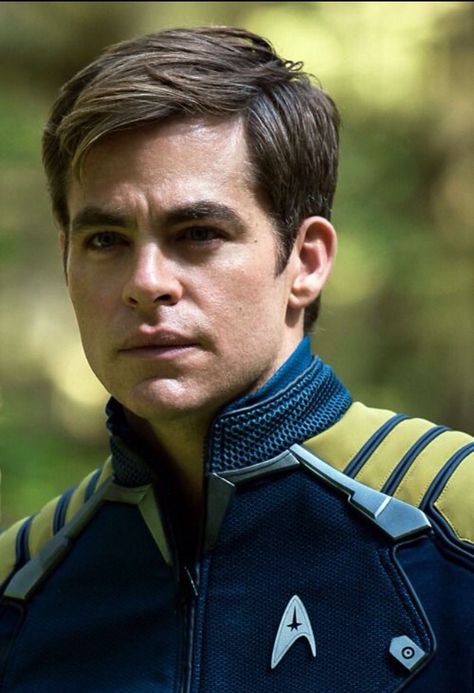 Jim Kirk. Loved his hair in this movie Chris Pine Movies, Star Trek Aos, Jim Kirk, James Kirk, Star Trek Reboot, Film Star Trek, Star Trek 2009, Star Trek Captains, Steve Trevor