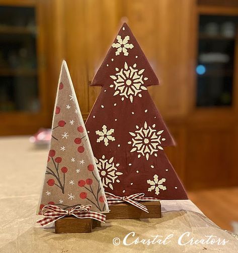 Diy Table Top Christmas Tree Ideas, How To Decorate A Wooden Pallet Christmas Tree, Painting Wood Christmas Trees, Wooden Christmas Tree Ornaments Diy, How To Paint Wooden Christmas Trees, Triangle Christmas Tree Craft, Triangle Tree Craft, Rustic Wood Christmas Tree Diy, Christmas 2x4 Wood Crafts Diy