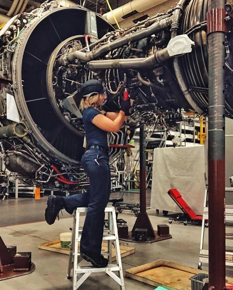 Women In Aerospace, Aircraft Engineering Aesthetic, Engeering Aesthetic, Engineering Pictures, Engineering Life, Aesthetic Job Pictures, Stem Jobs, Mechanical Engineer Woman, Aeronotical Engineer