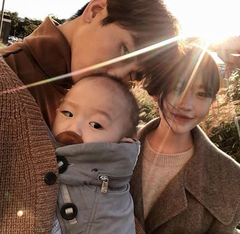 𝒫𝒾𝓃𝓉𝑒𝓇𝑒𝓈𝓉: 𝒽𝑜𝓃𝑒𝑒𝓎𝒿𝒾𝓃 Couple With Baby, Ulzzang Kids, Cute Asian Babies, Asian Babies, Ulzzang Couple, Korean Couple, Cute Family, Family Goals, Baby Fever