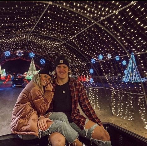 Christmas Light Pictures, Christmas Couple Goals, Christmas Couple Aesthetic, Boyfriend Picture Ideas, Cute Couple Pic Ideas, Cute Couple Christmas, Christmas Lights Photoshoot, Christmas Instagram Pictures, Christmas Couple Photos