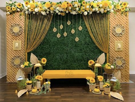 Mehendi Celebration Decoration, Mehendi Background Decoration, Latest Haldi Decoration Ideas, Nalungu Decoration At Home, Decoration For Haldi Ceremony At Home, Mehendi Backdrop Decor At Home, Mehndi Decoration Ideas At Home Mehendi, Mehendi Backdrop Decor, Haldi And Mehendi Decoration