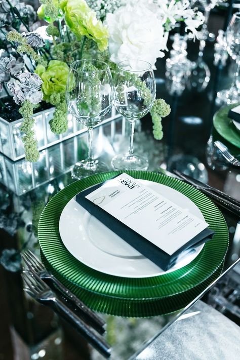 Milestone Birthday Ideas, Green Glamour, Green Table Settings, Green Monochromatic, Modern Greenery, Black And White Party, Green Event, Modern Tables, 28th Birthday