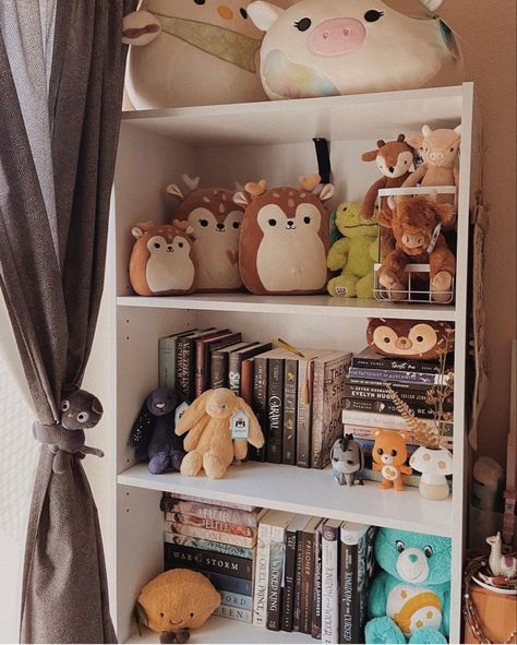 Gaming Room Bookshelf, Big Shelf Decor Bedroom Ideas, Aesthetic Stuffed Animal Storage, Stuffed Animals Organization Ideas, Squishmallow Setup Ideas, Stuffed Animal Display Ideas Bedroom, Kawaii Reading Corner, Plushie Corner Room, Plush Storage Ideas