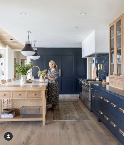 Mcgee Kitchen, Light Wood Kitchens, Pale Wood, Casa Vintage, Wood Kitchen Cabinets, Blue Cabinets, Oak Kitchen, Dark Kitchen Cabinets, Studio Mcgee