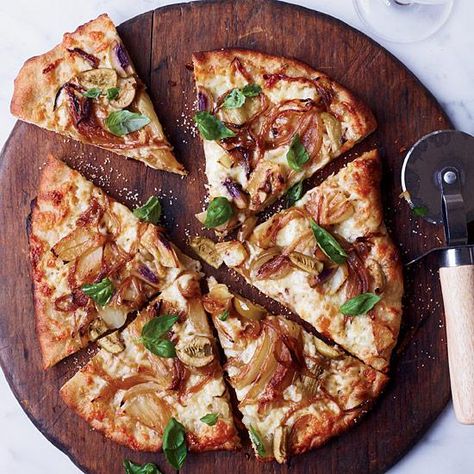 Fennel-and-Sweet-Onion Pizza with Green Olives | At Harry’s Pizzeria, Miami chef Michael Schwartz uses brown ale and whole-wheat flour to flavor his chewy crust. Toppings can range from potato and house-cured bacon to this pie, made with Pernod-braised fennel, caramelized onions and Trugole, a semisoft Italian cheese that melts beautifully. Fennel Pizza, Onion Pizza, Fennel Recipes, Pizza Flatbread, Olive Recipes, Pizza Ideas, Food Pizza, Pizza Recipes Homemade, Spring Vegetables