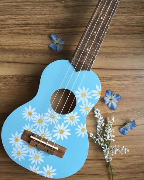 Ukulele Painting Ideas, Ukelele Painted, Guitar Art Diy, Guitar Art Project, Arte Do Ukulele, Ukulele Painting, Akordy Na Ukulele, Ukulele Diy, Painted Ukulele