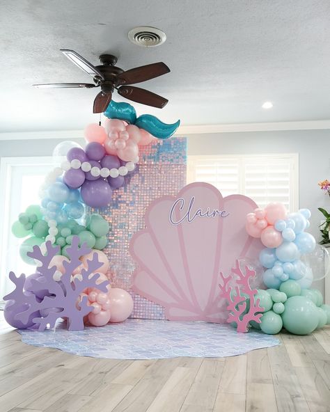 Oneder The Sea! #mermaid #mermaidtheme #mermaidthemeparty #mermaidthemebirthday #mermaidballoons #mermaidballoongarland #mermaidthemebackdrop #mermaidthemeballoongarland #mermaidthemeballoons Coral Reef Balloons, Mermaid First Birthday Party Decoration, Under The Sea Pastel Party, Mermaid First Birthday Outfit, Mermaid Birthday Party 4, Little Mermaid 4th Birthday Party, Mermaid Third Birthday Party, 4th Birthday Mermaid Theme, Mermaid Quinceanera Theme