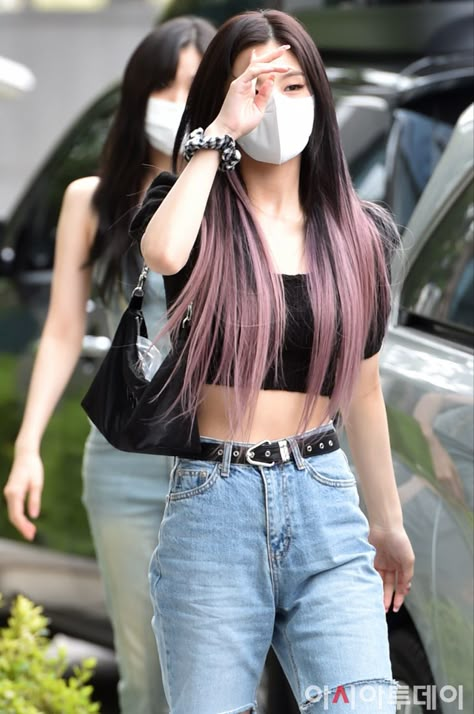 Asian Hair Pink Highlights, Kpop Hair Inspiration, Pink Hair Strip Brunette, Kpop Peekaboo Hair, Pink Color Hair Ideas, Pastel Pink Underneath Hair, Black Pink Ombre Hair, Pink Under Black Hair, Yeji Hair Color