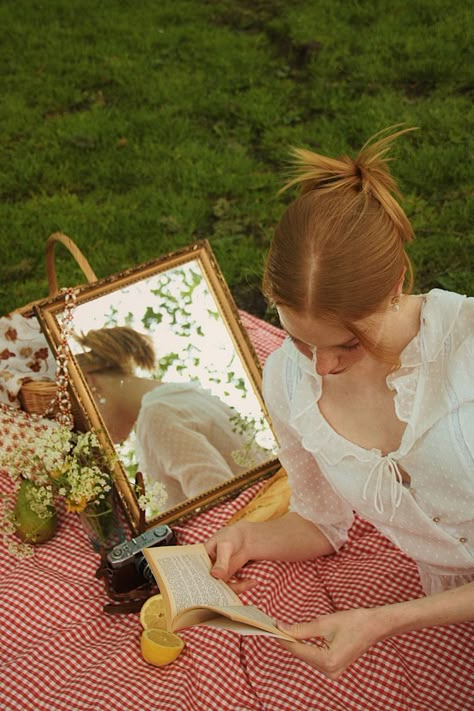 Cottage Core Photoshoot, Cottagecore Photoshoot, Sky Portrait, Picnic Fashion, Picnic Shoot, French Picnic, Picnic Photo Shoot, Picnic Pictures, Picnic Photography