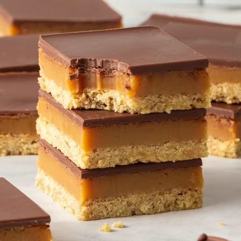 Easy Caramel Slice, Mousse Entremet, Salted Caramel Slice, Individual Treats, Caramel Candies Recipe, Chocolate Caramel Slice, Caramel Biscuits, Coconut Biscuits, Blondies Brownies