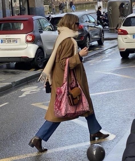 Bandana Bag, Camel Trench Coat, Pink Bandana, Beige Scarf, British Women, Jeans Brown, Autumn Fits, Brown Bag, Cold Weather Outfits