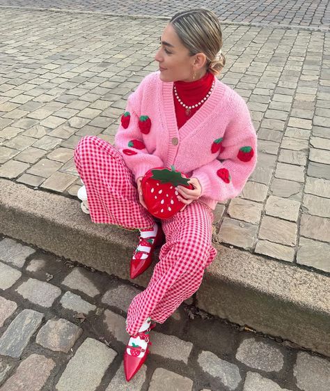 🍓🍓 #colorfuloutfit #pinkoutfit #fashioninspiration | Instagram Maximalist Outfits, Chunky Dad Sneakers, Dad Sneakers, Quirky Fashion, January 3, New Fashion Trends, Red Outfit, Colourful Outfits, Girly Outfits