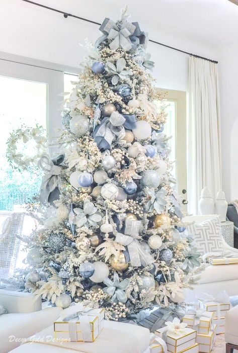 Blue Christmas Tree Decorations, Sparkling Snow, White Christmas Tree Ideas, Christmas Tree Inspo, Blue Christmas Decor, Christmas Tree Decorating Themes, Flocked Christmas Trees Decorated, Blue Christmas Tree, Elegant Christmas Trees