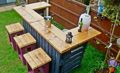 Como hacer una barra de bar en tu jardín con palets1 Bar Con Pallet, Bar Made From Pallets, Bar Pallet, Bar En Palette, Pallet Outdoor Furniture, Wooden Pallet Crafts, Pallet Bar, Pallet Projects Furniture, Small Backyard Gardens