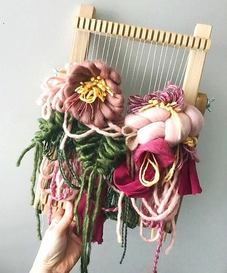 Diy Crochet Flowers, Fiber Weaving, Weaving Loom Projects, Loom Projects, Flower Bookmark, Textile Fiber Art, Weaving Loom, Diy Things, Weaving Projects