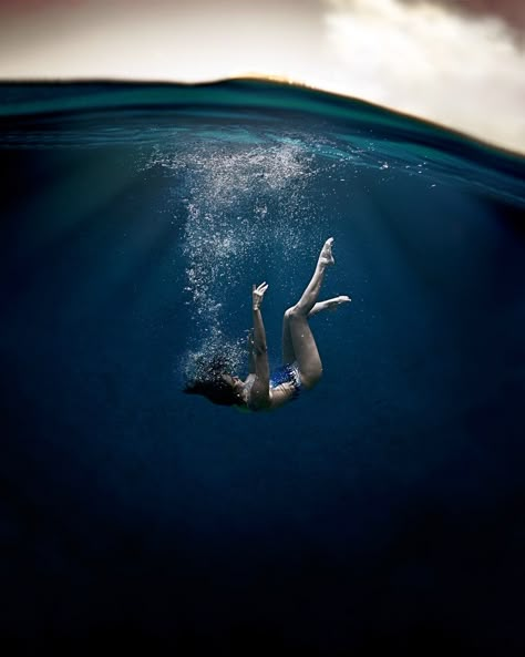 underwater portrait of a woman falling. underwater fine art portrait photographer in tenerife, canary islands. fotografo de retrato subacuatico en tenerife. islas canarias Woman Floating Underwater, Woman Sinking Underwater, Falling Underwater Pose Reference, Person Floating Underwater, Person Falling Into Water, Underwater Swimming Photography, Floating Underwater Pose, Person Sinking Underwater, Woman Falling Reference