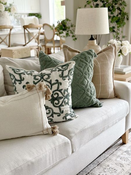 Koti Diy, Green Living Room Decor, My Texas House, Texas House, Beige Living Rooms, Bantal Sofa, Living Room Green, Green Pillows, Styl Boho