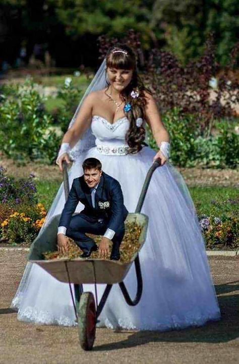 Cursed Wedding Photos, Bad Wedding Photos, Cringy Wedding, Cringe Wedding, Wedding Photos Funny, Elisa Lam, Meme Couple, Ugly Wedding, Bad Wedding