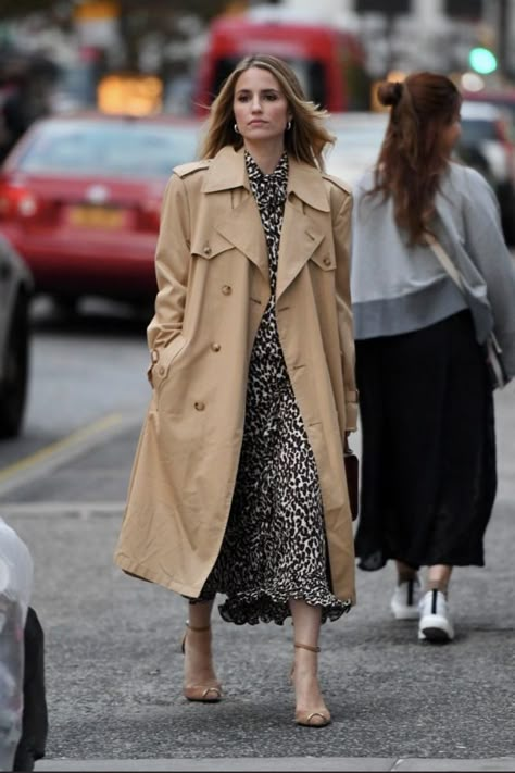 Midi Trench Coat Outfit, March Outfit Ideas, Trent Coat, Fashion Trench Coat, March Outfits, Trench Outfit, Smart Casual Women, Trench Coat Outfit, Elegant Outfit Classy