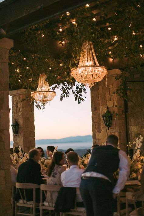 Rocky Oaks Malibu Wedding, Beach Wedding Italy, Malibu Wedding Aesthetic, Paso Robles Wedding, Rich People Wedding, Timeless Beach Wedding, Costal Wedding Aesthetic, Malibu Rocky Oaks Wedding, Rich Wedding